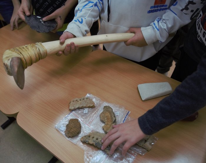 Югорские археологи научат школьников вскрывать кокосы древними остроконечниками 