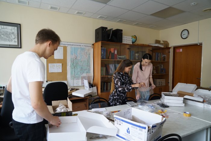 Югорские археологи и студенты СурГУ обрабатывают находки из Каюково 1 