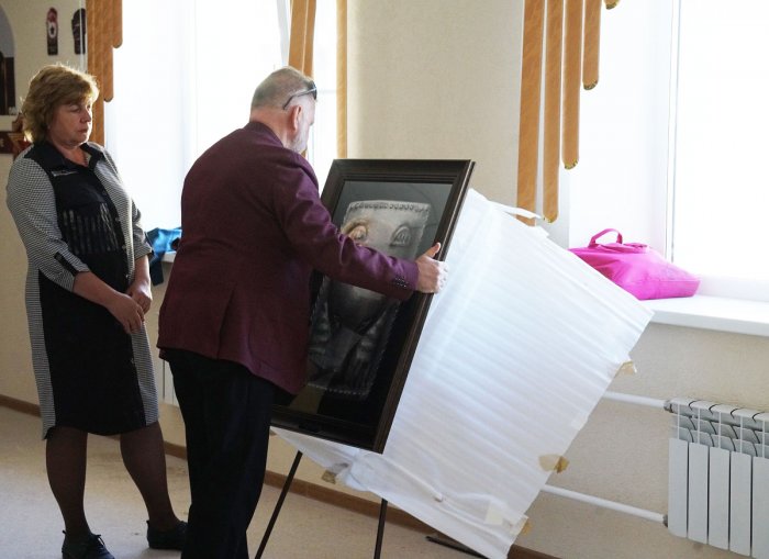 Археологи начали монтировать выставку в Салымской школе к Открытию югорского полевого сезона