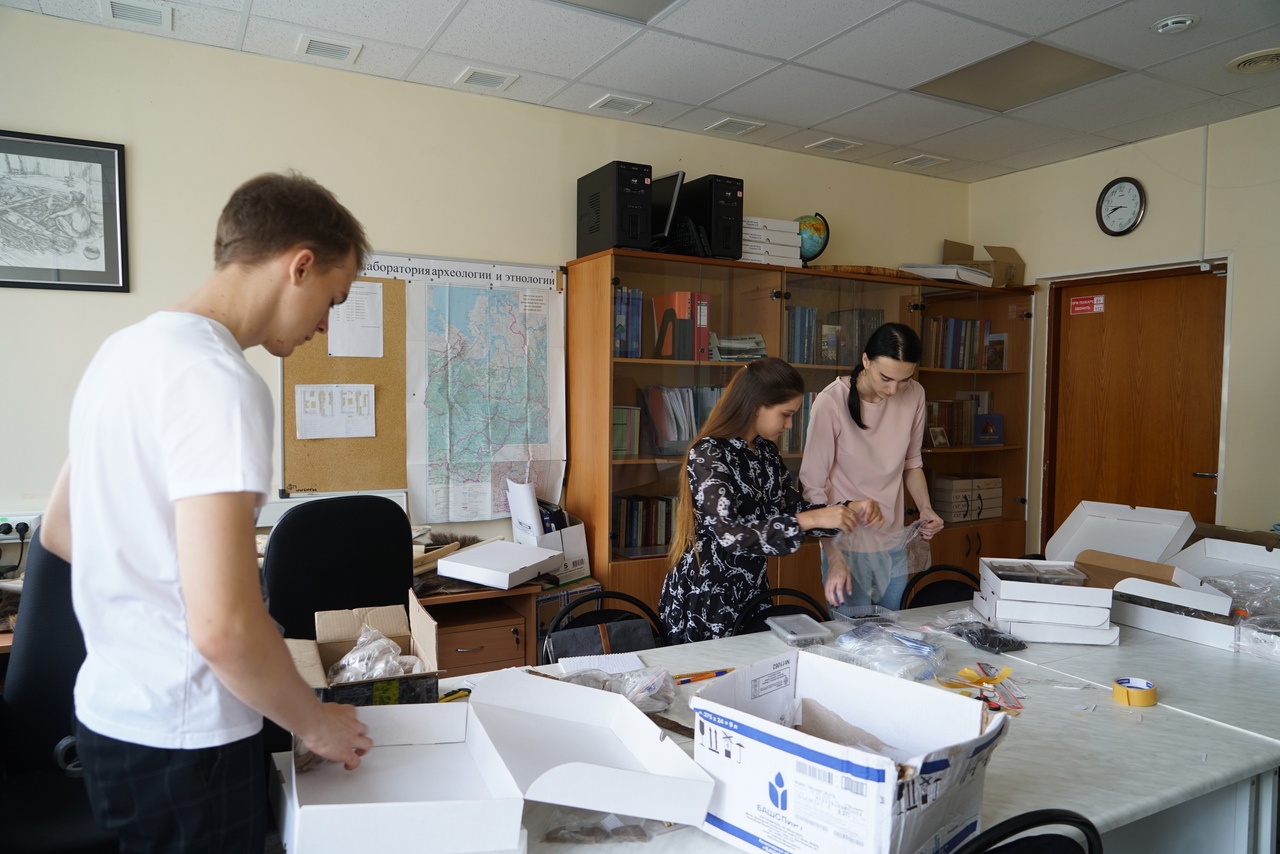 Югорские археологи и студенты СурГУ обрабатывают находки из Каюково 1 