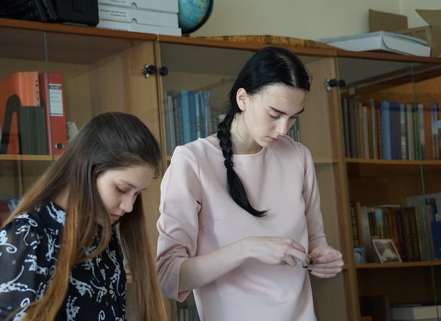 Югорские археологи и студенты СурГУ обрабатывают находки из Каюково 1 