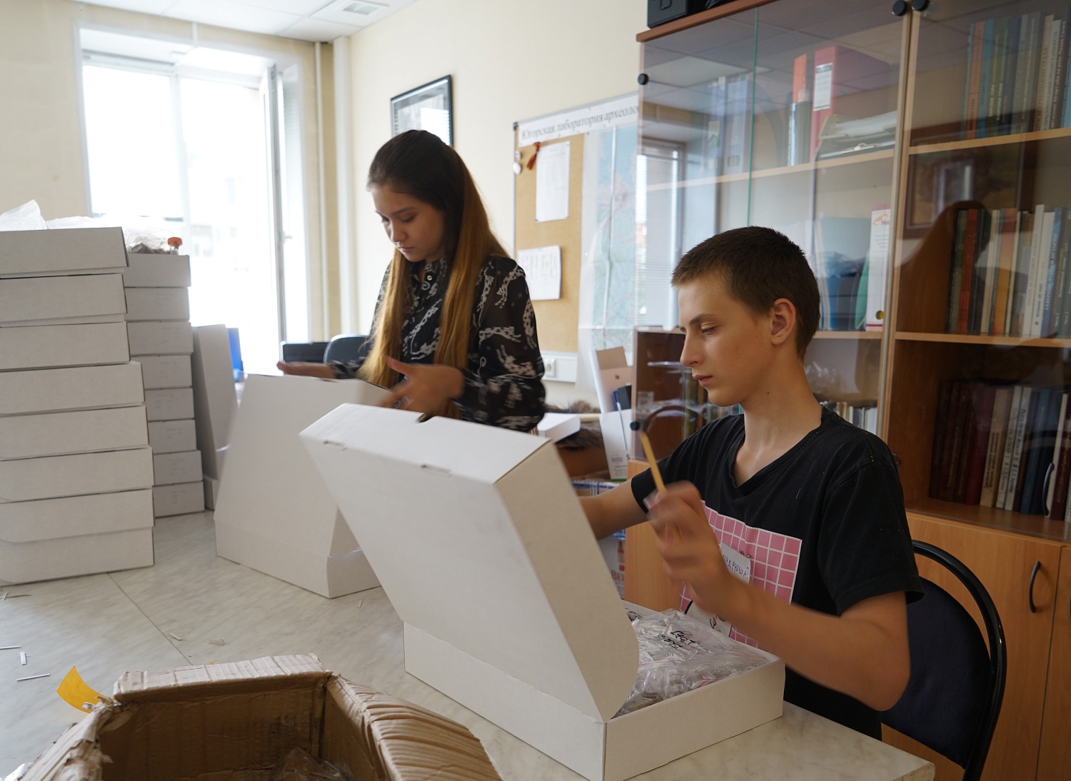 Югорские археологи и студенты СурГУ обрабатывают находки из Каюково 1 