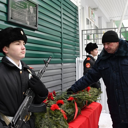 Мемориальная доска в пгт. Пойковский. Антон Михайлович Могутов