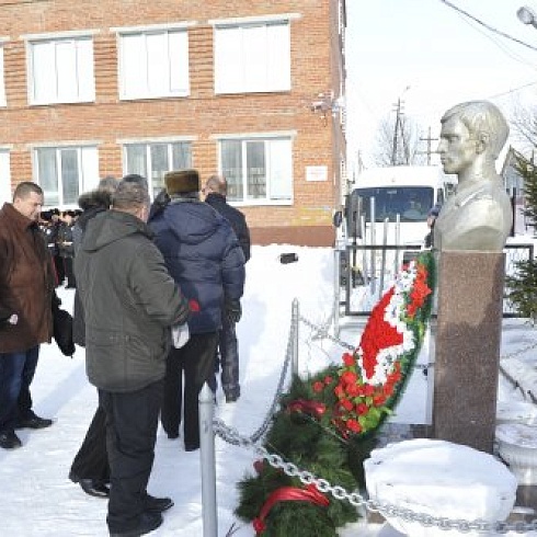 Памятник в Пойковском. Александр Леонидович Захаров
