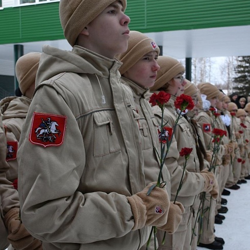 Мемориальная доска в пгт. Пойковский. Антон Михайлович Могутов